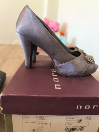 Zapatos tacón gris plata con pedrería