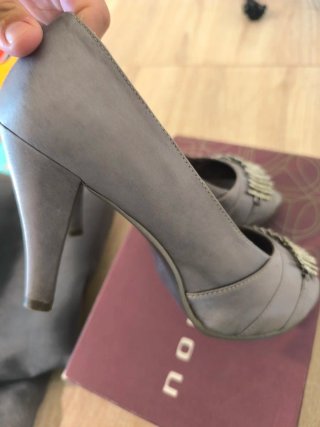 Zapatos tacón gris plata con pedrería