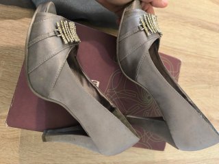 Zapatos tacón gris plata con pedrería