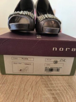 Zapatos tacón gris plata con pedrería
