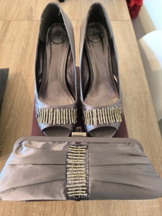 Zapatos tacón gris plata con pedrería
