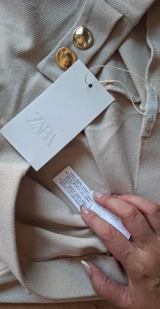 Pantalón beige con botones dorados de zara