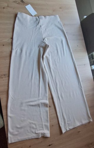 Pantalón beige con botones dorados de zara