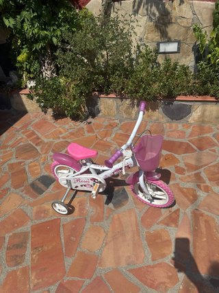 Bicicleta infantil rosa con ruedines