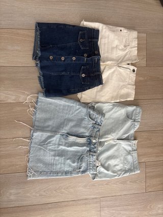 2 vaqueros cortos, una falda pantalón y una falda