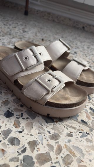 Sandalias Beige con Hebillas
