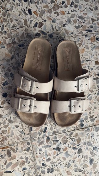 Sandalias Beige con Hebillas