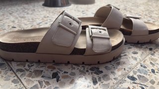 Sandalias Beige con Hebillas
