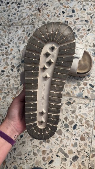 Sandalias Beige con Hebillas