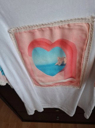 Camiseta con volantes y estampado de corazón