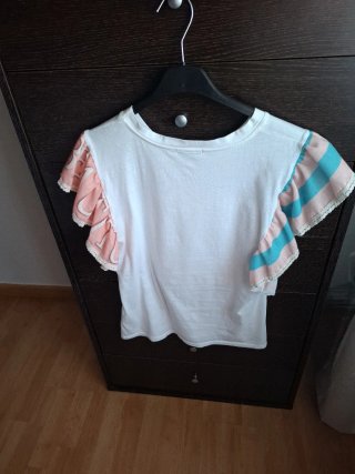 Camiseta con volantes y estampado de corazón