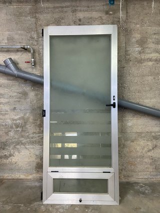 Puerta aluminio blanca con cristal