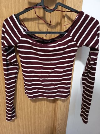 Sudadera de rayas roja y blanca