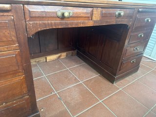Escritorio madera maciza principios siglo XX