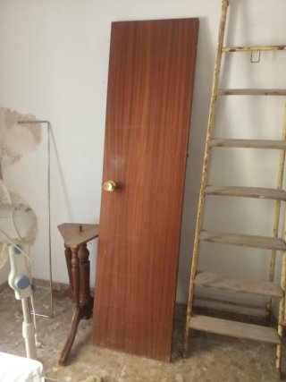 Puerta de madera con pomo dorado