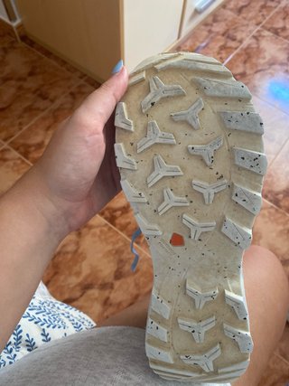 Zapatillas de trail azules y grises.