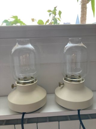 Lámparas de mesa beige y transparentes
