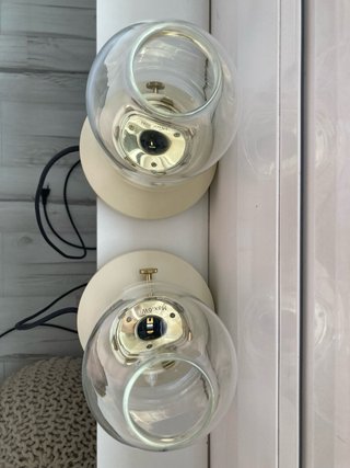 Lámparas de mesa beige y transparentes