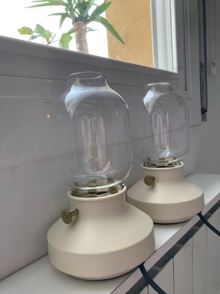 Lámparas de mesa beige y transparentes