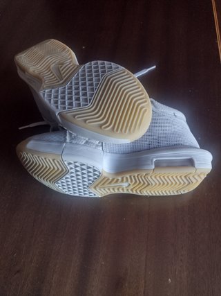 Zapatillas Nike LeBron Witness 8 Talla 40 Gris