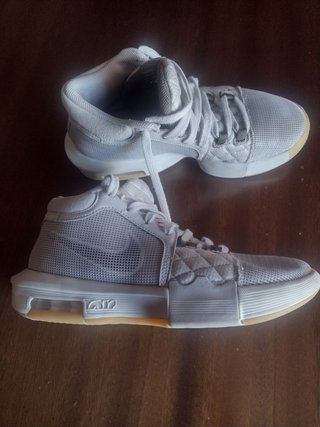 Zapatillas Nike LeBron Witness 8 Talla 40 Gris