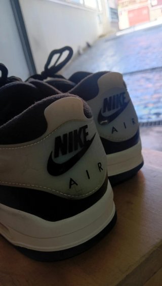 Zapatillas Nike Jordan Beige y Negro