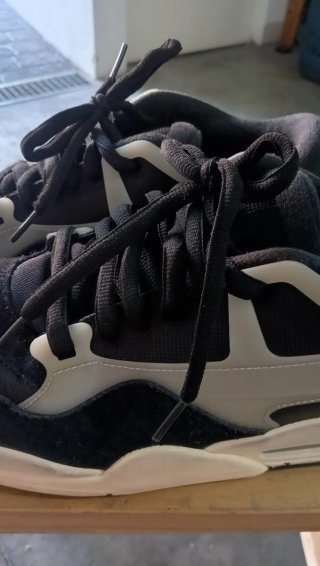 Zapatillas Nike Jordan Beige y Negro