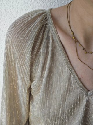 Blusa dorada escote en pico