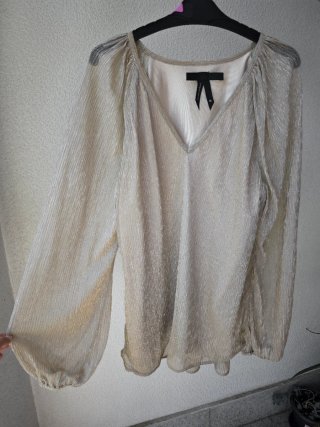Blusa dorada escote en pico