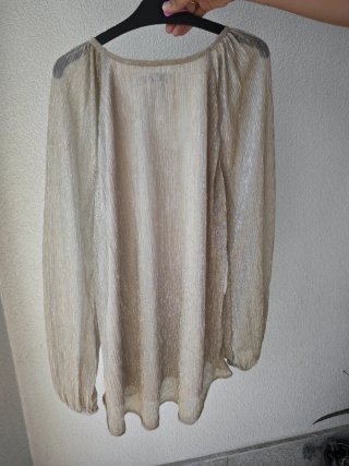 Blusa dorada escote en pico
