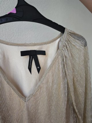 Blusa dorada escote en pico