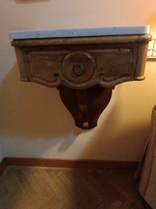 Cama antigua de madera con mesitas