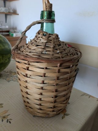 Damigiana in vetro e vimini