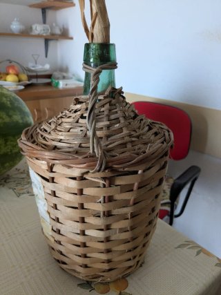 Damigiana in vetro e vimini
