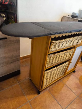 Mueble Auxiliar con Tabla de Planchar