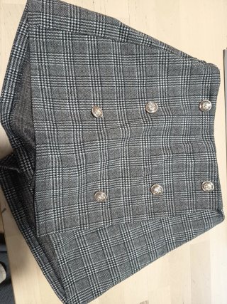 Falda pantalón de cuadros con botones dorados