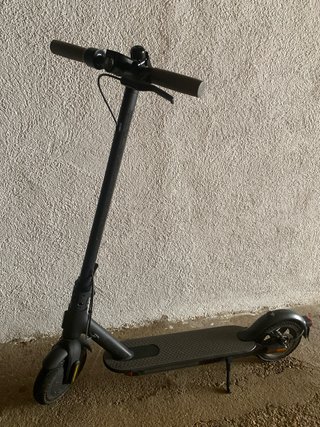 Patinete eléctrico gris y negro