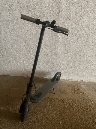 Patinete eléctrico gris y negro