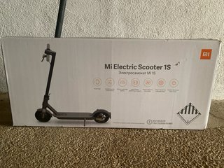 Patinete eléctrico gris y negro