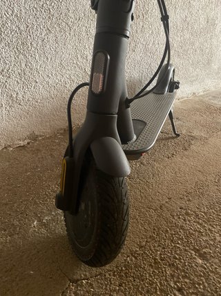 Patinete eléctrico gris y negro