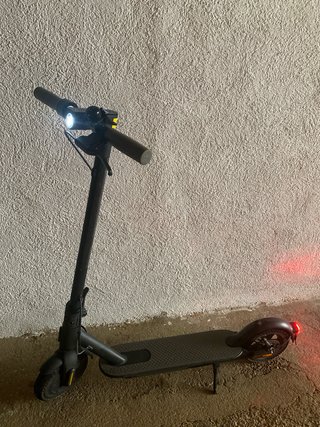 Patinete eléctrico gris y negro
