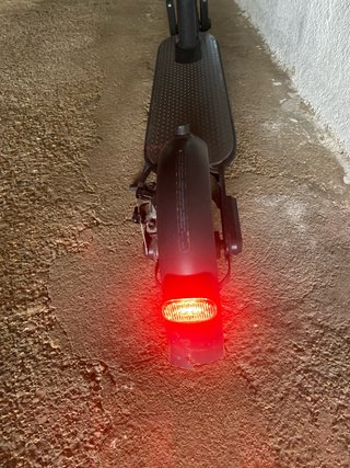 Patinete eléctrico gris y negro