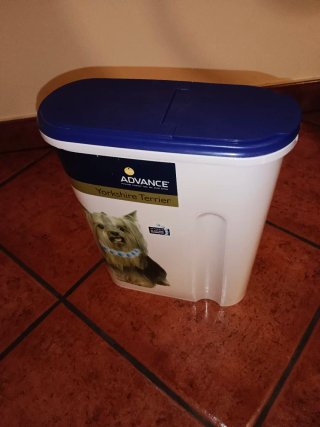Bote para pienso de perro. Almacenaje