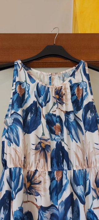 Vestito floreale smanicato, con spacco laterale