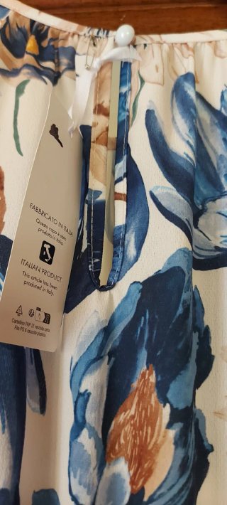 Vestito floreale smanicato, con spacco laterale