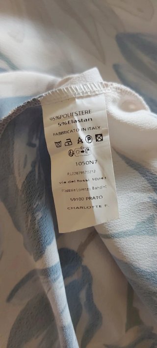 Vestito floreale smanicato, con spacco laterale