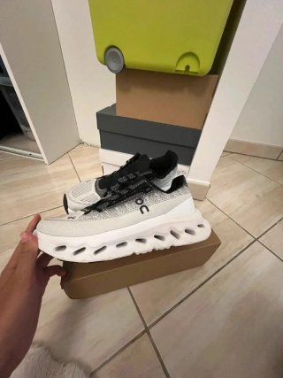 On Running Talla 43 Negro/Blanco