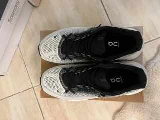 On Running Talla 43 Negro/Blanco