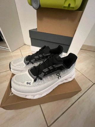 On Running Talla 43 Negro/Blanco
