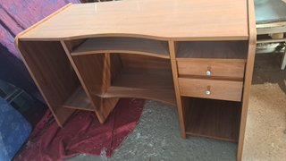 Escritorio de madera marrón